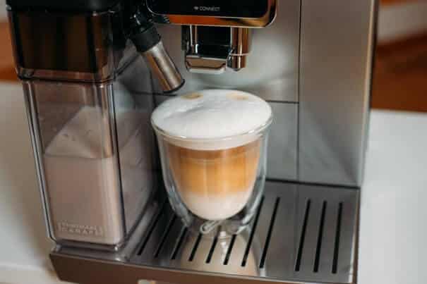 kawa mleczna z ekspresu De’Longhi z systemem spieniania mleka 