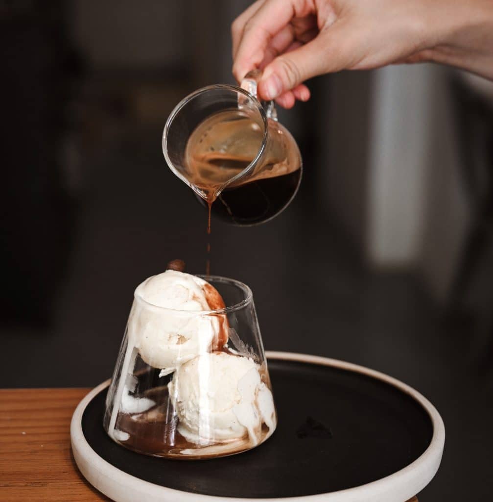 przygotowanie affogato – lodów z gorącym espresso
