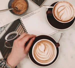Idealna kawa latte – przepis na kawę mleczną