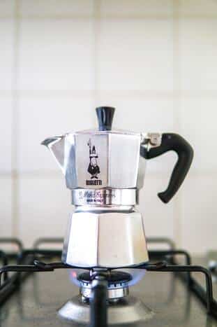 Parzenie kawy w kawiarce
