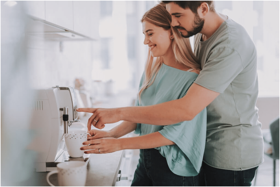 kobieta i mężczyzna używają automatycznego ekspresu do kawy
