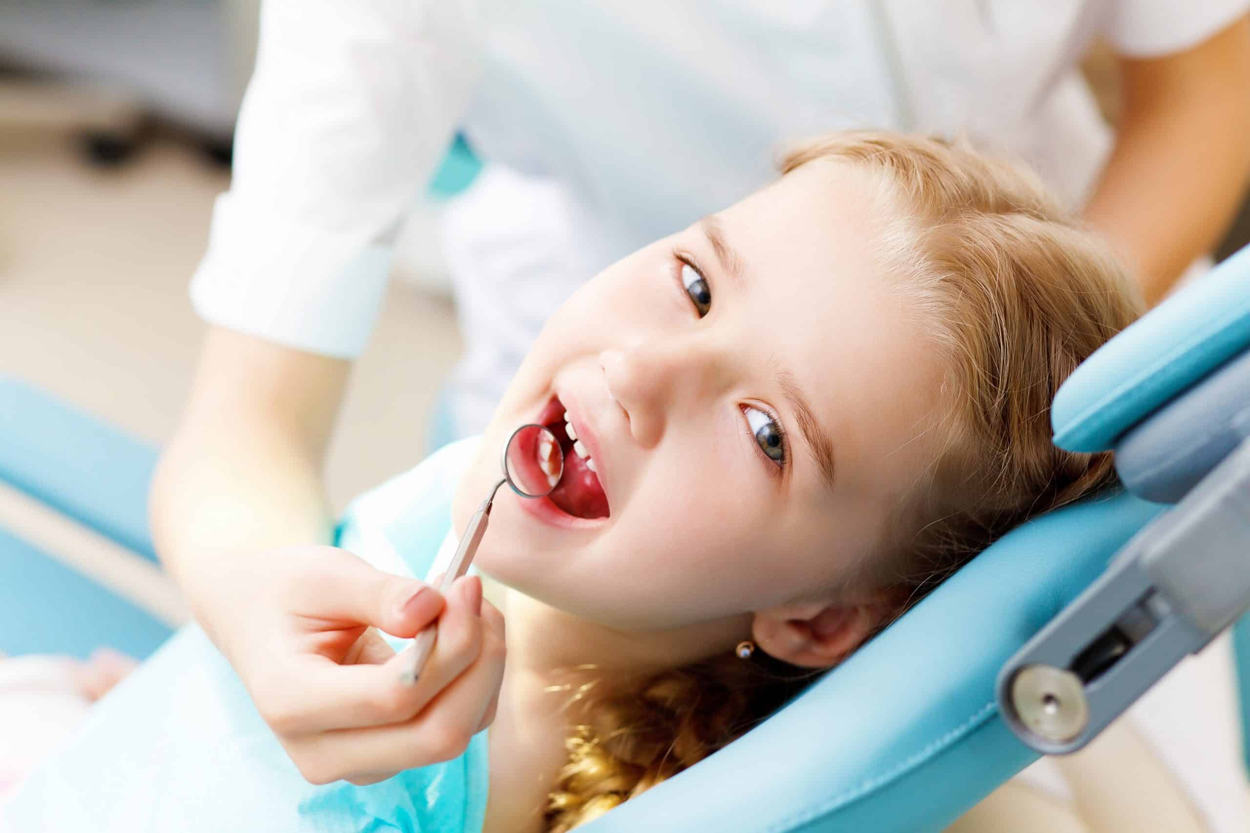 Fluoryzacja zębów mlecznych i stałych u dzieci