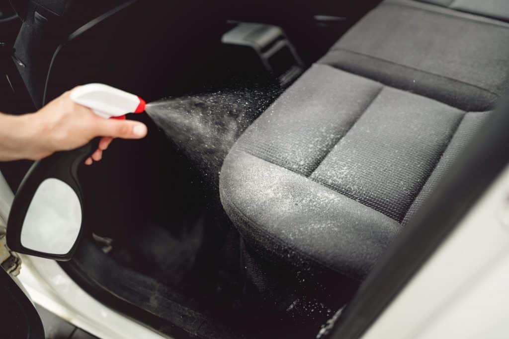 Preparat do czyszczenia tapicerki samochodowej nanoszony na kanapę