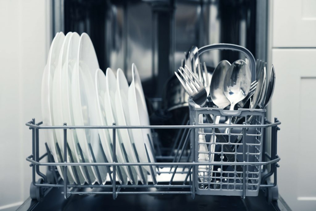 Czyste naczynia i sztućce w zmywarce
