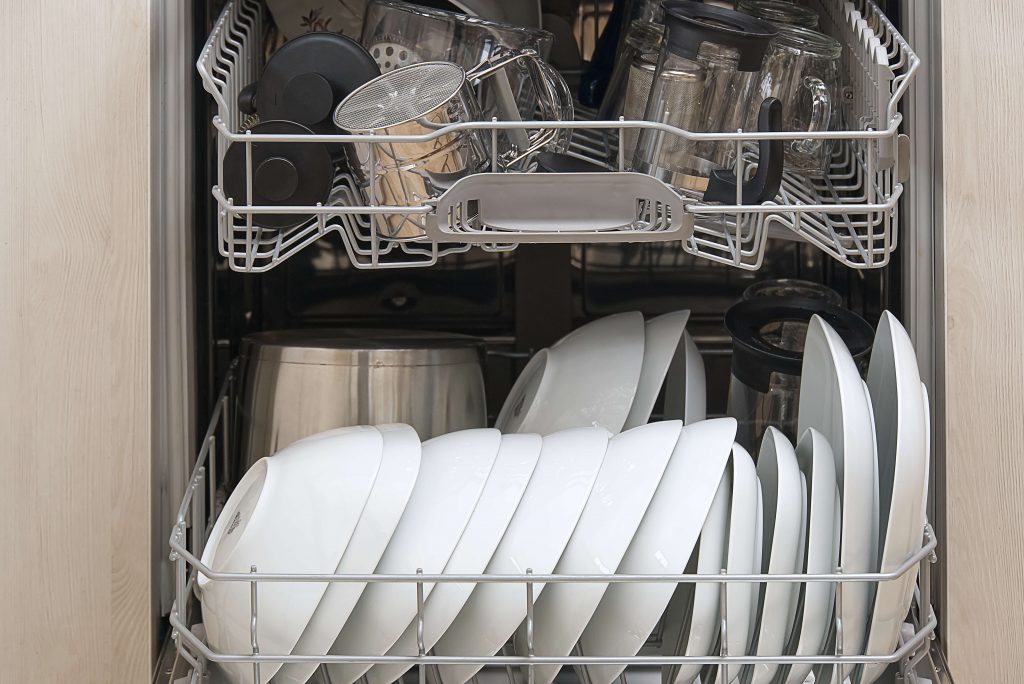 czyste naczynia w zmywarce