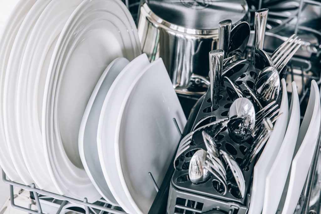 czyste naczynia w zmywarce; sztućce, garnki i talerze