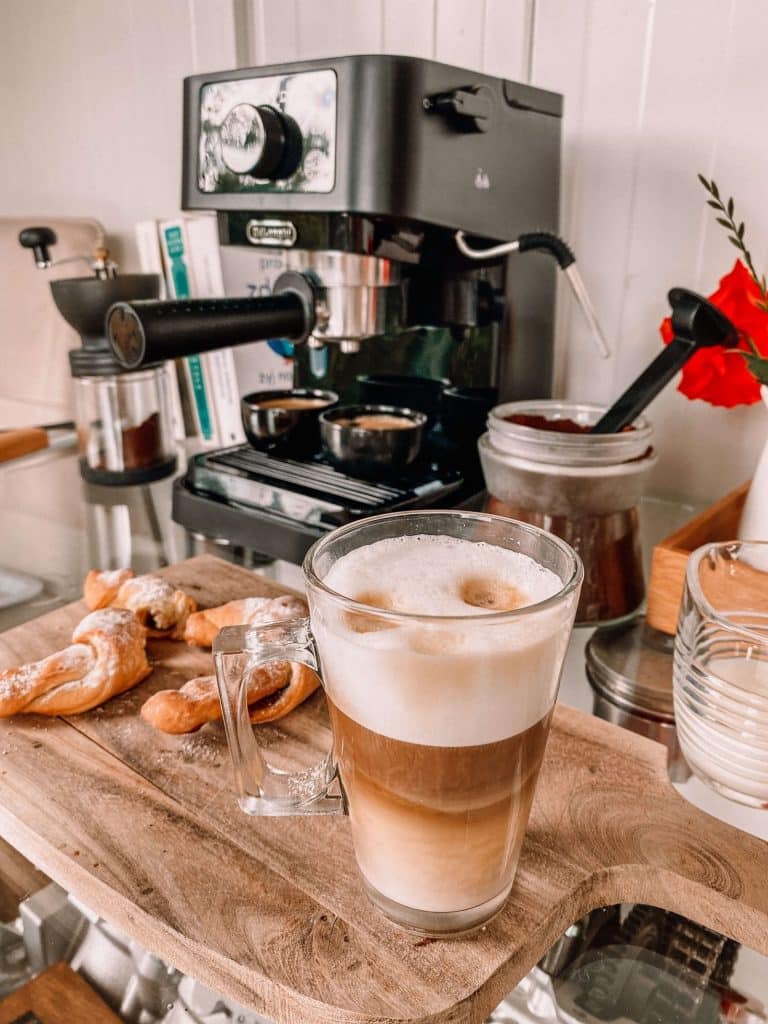 De'Longhi Stilosa EC 235.BK pozwala przygotować kawy czarne i mleczne