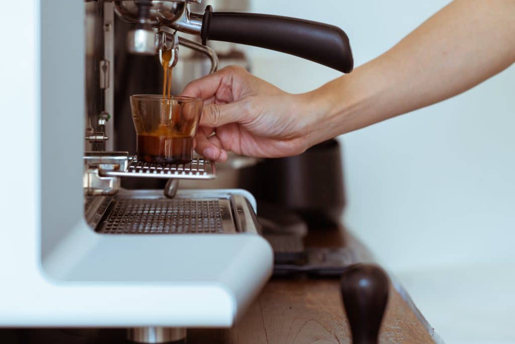 parzenie kawy espresso w dobrym ekspresie kolbowym do domu