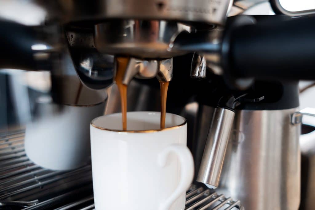 Wylewka kawy podczas parzenia espresso w ekspresie De’Longhi La Specjalista Maestro