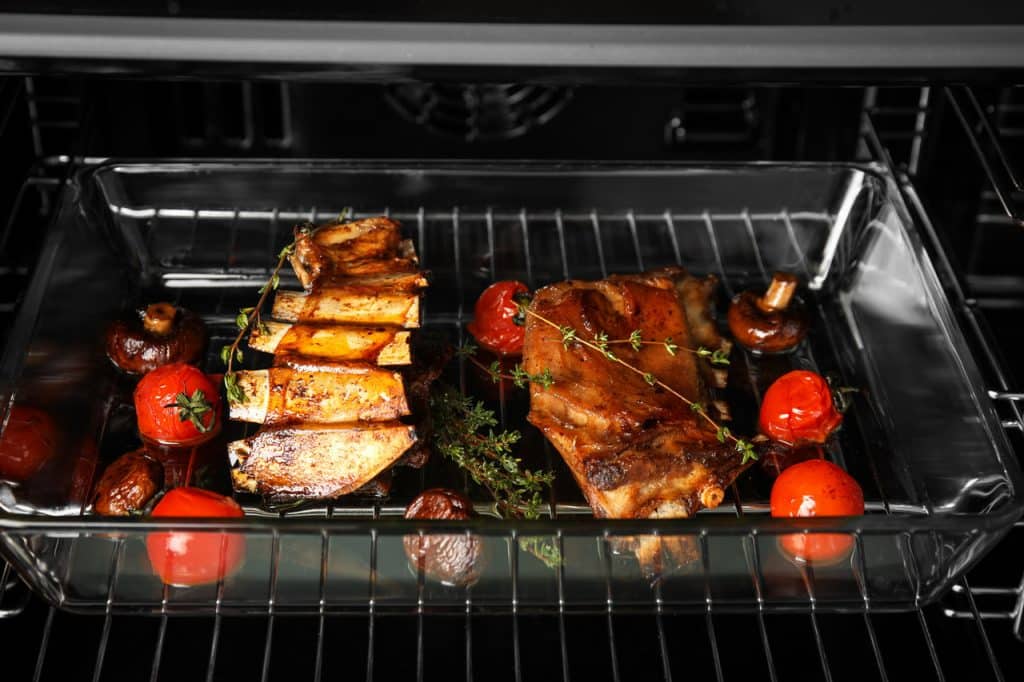 potrawa z mięsa, warzyw i grzybów w grillowana w piekarniku elektrycznym