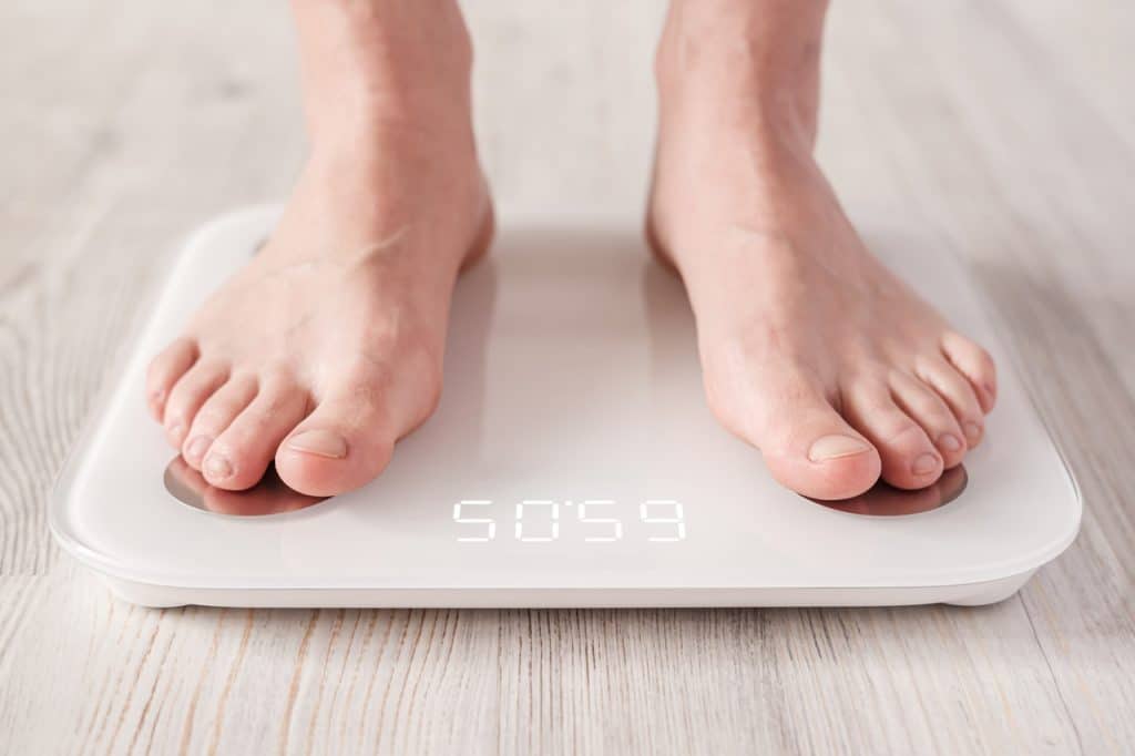Stopy stojące na wadze Mi Body Composition Scale 2