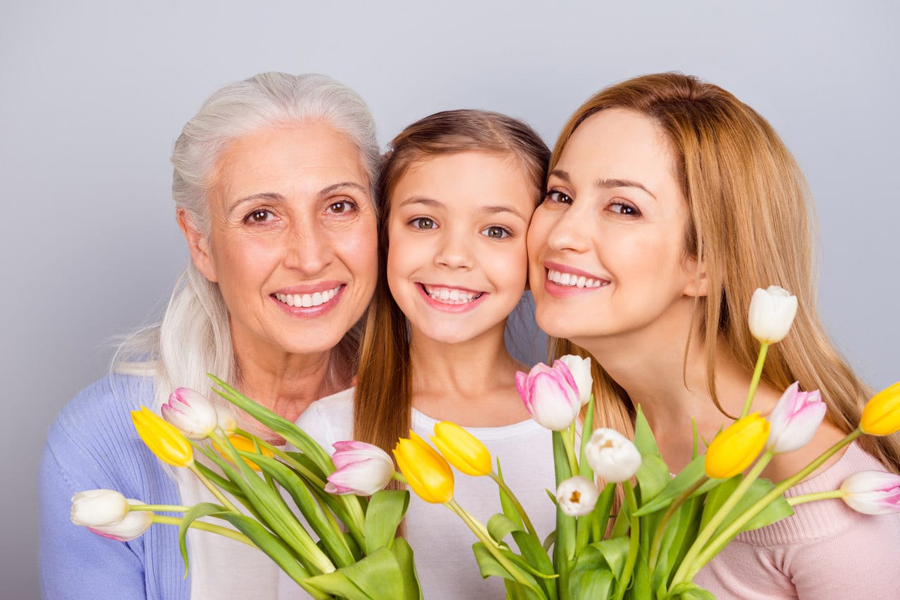 kobiety w różnym wieku z tulipanami otrzymanymi w prezencie na Dzień Kobiet