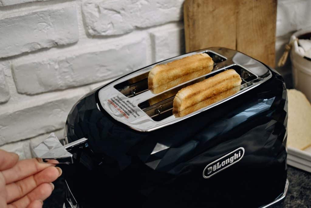 Czarny toster De’Longhi Brillante - opiekanie kromek chleba