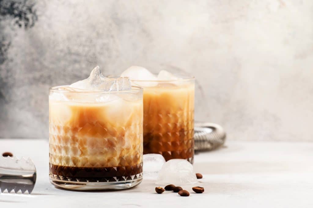 kawa na zimno frappe latte z lodem i śmietanką w kryształowych szklankach