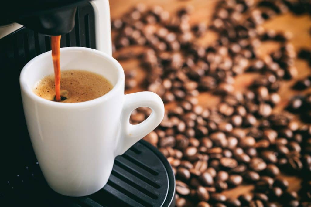 ekspres do kawy na kapsułki, filiżanka do espresso i kawa ziarnista