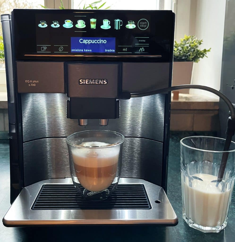 Ekspres do kawy Siemens EQ.6 plus s 700 TE657319RW ze zrobionym cappucino i pełnym systemem mlecznym - zdjęcie.
