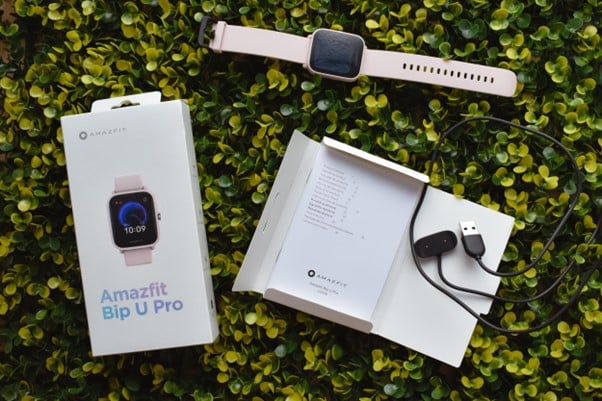 różowy smartwatch Amazfit Bip U Pro z instrukcją, pudełkiem i kablem USB