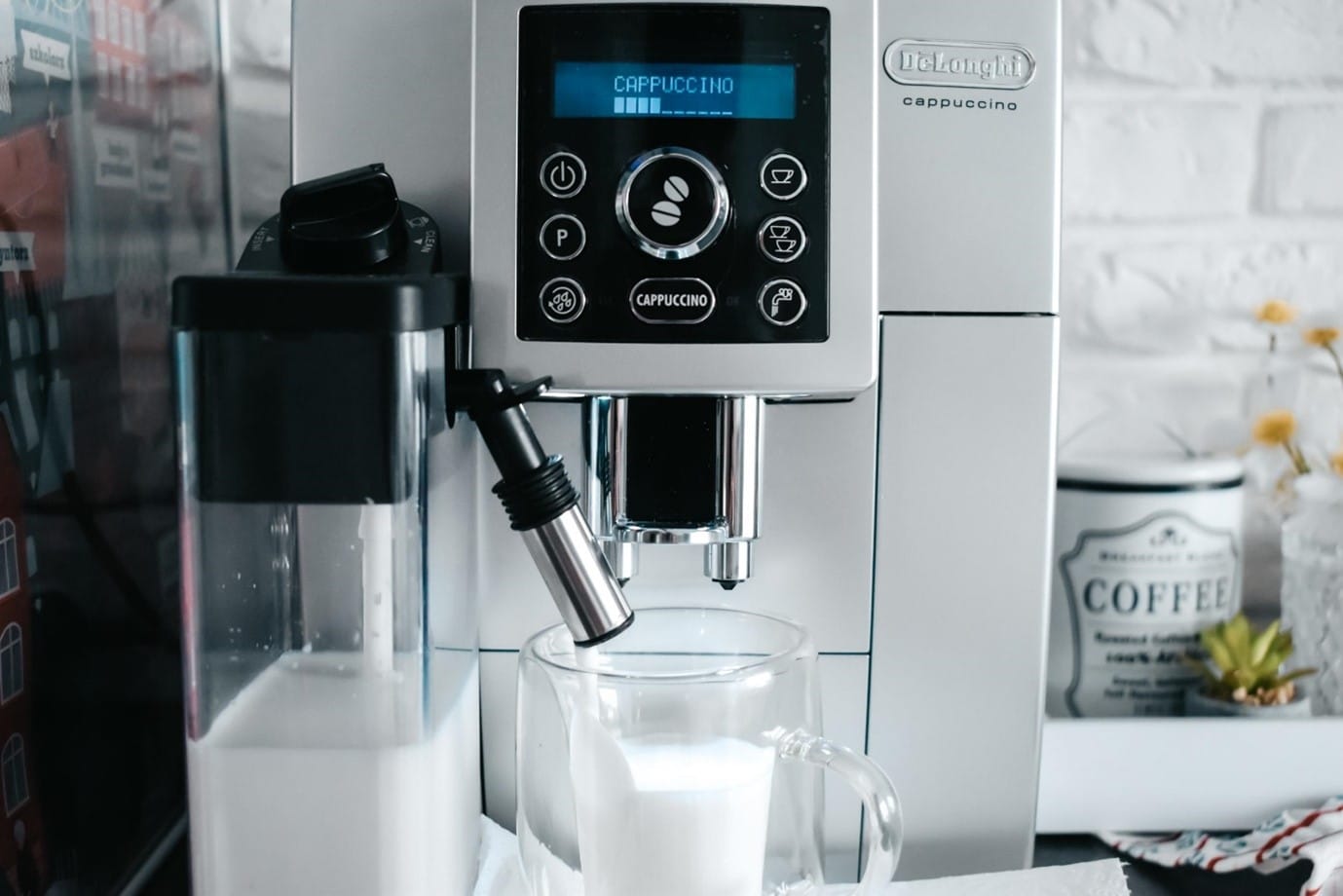 ekspres DeLonghi ECAM 23.460S w trakcie spieniania mleka do szklanki do latte