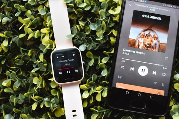 smartfon i smartwatch Amazfit Bip U Pro do sterowania muzyką