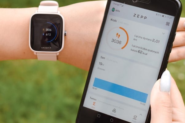 aplikacja mobilna Zepp na smartfonie połączonym z zegarkiem Amazfit Bip U Pro