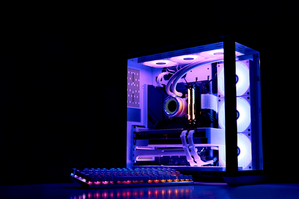 Stacjonarny komputer gamingowy i klawiatura gamingowa z podświetleniem RGB