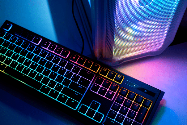 Mechaniczna klawiatura gamingowa z podświetleniem LED i komputer pc do gier