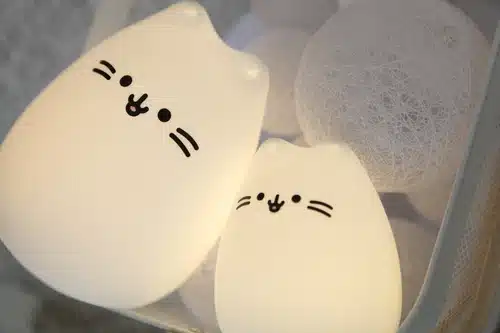 2 lampki nocne w kształcie kotków InnoGIO Kitty: mała i duża, w tle cottonballs