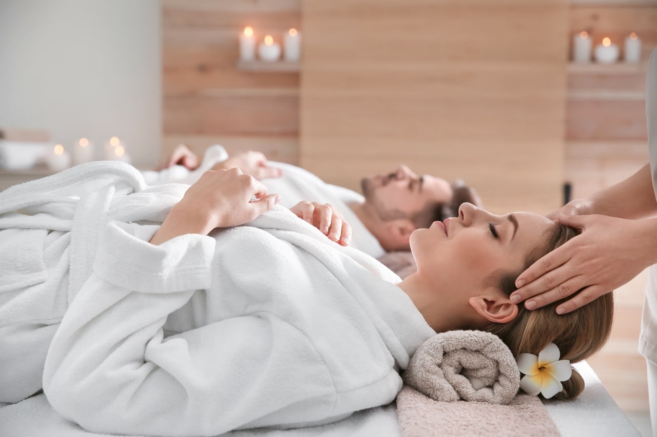 Kobieta i mężczyzna w hotelowych szlafrokach podczas masażu w SPA
