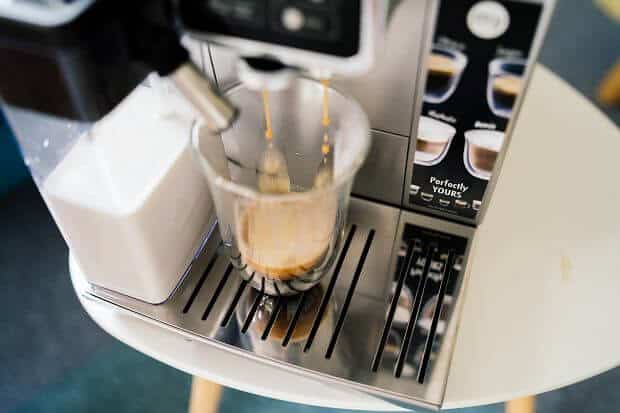 Zaparzanie kawy w ekspresie De’Longhi Dinamica 350.75.S