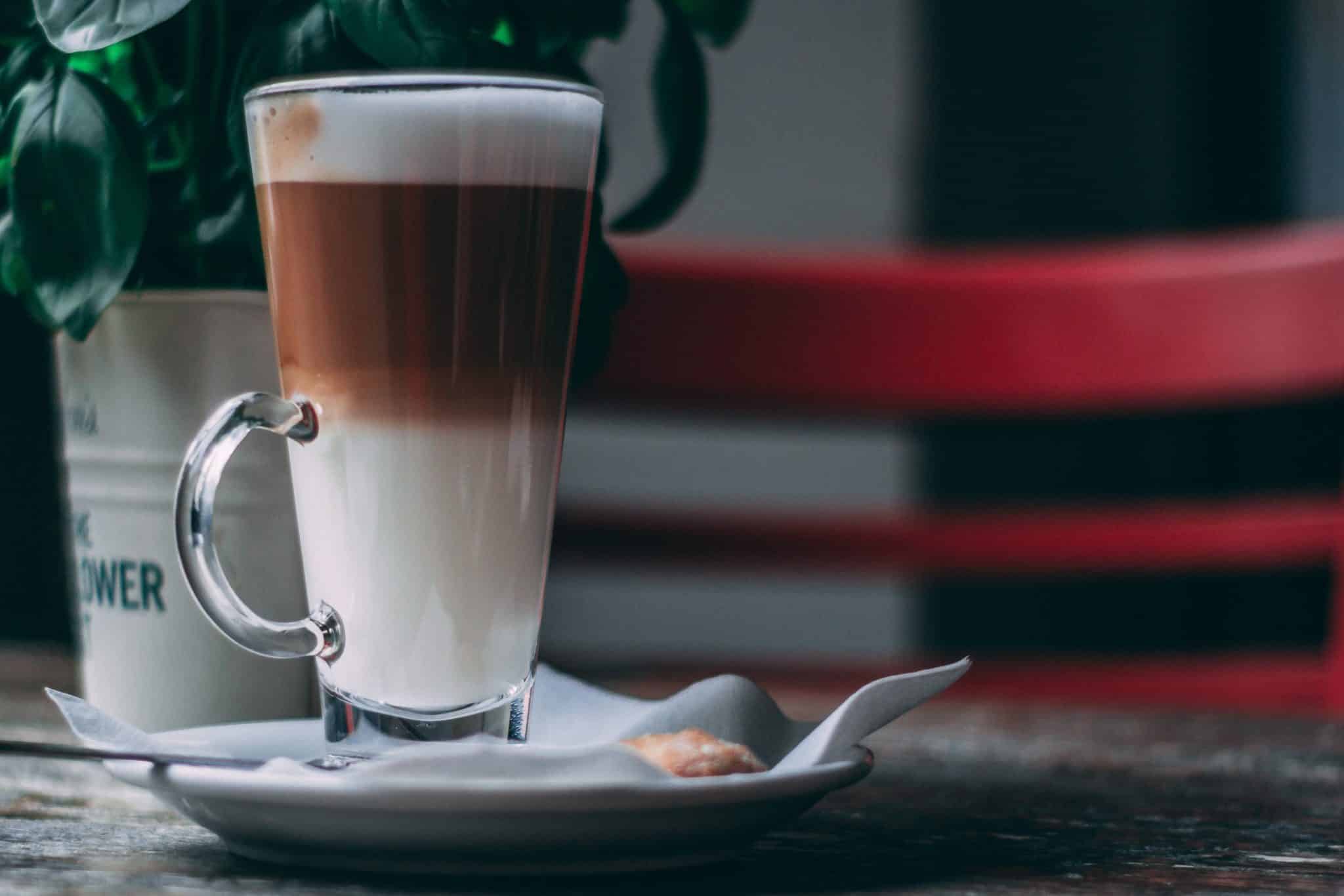 Cafe latte  w wysokiej szklance