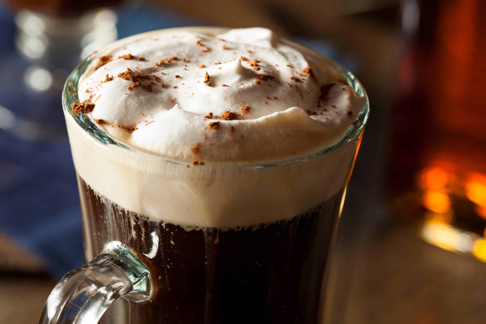 szklanka z kawą po irlandzku, obsypana kakao