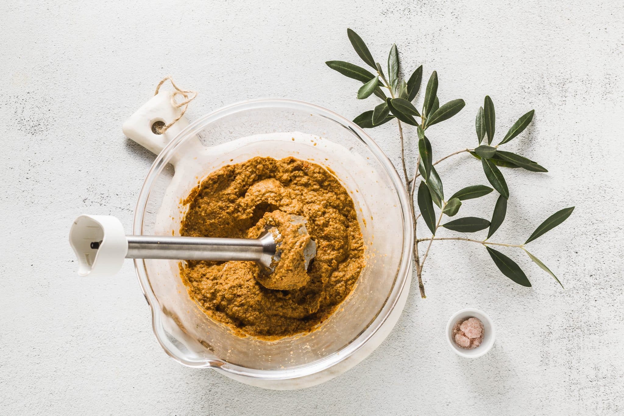 hummus przygotowany w pojemniku blendera ręcznego