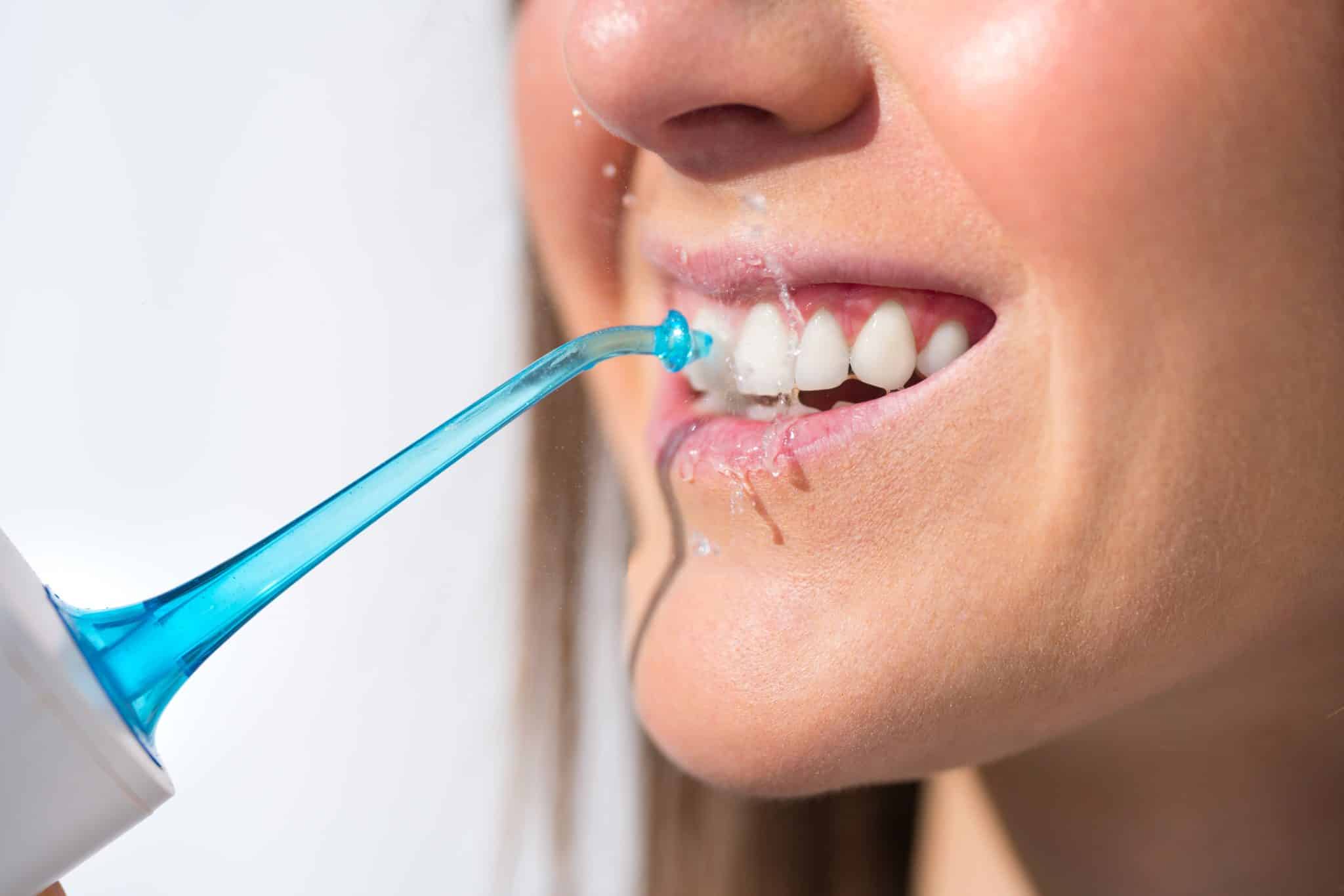 czyszczenie zębów irygatorem bezprzewodowym