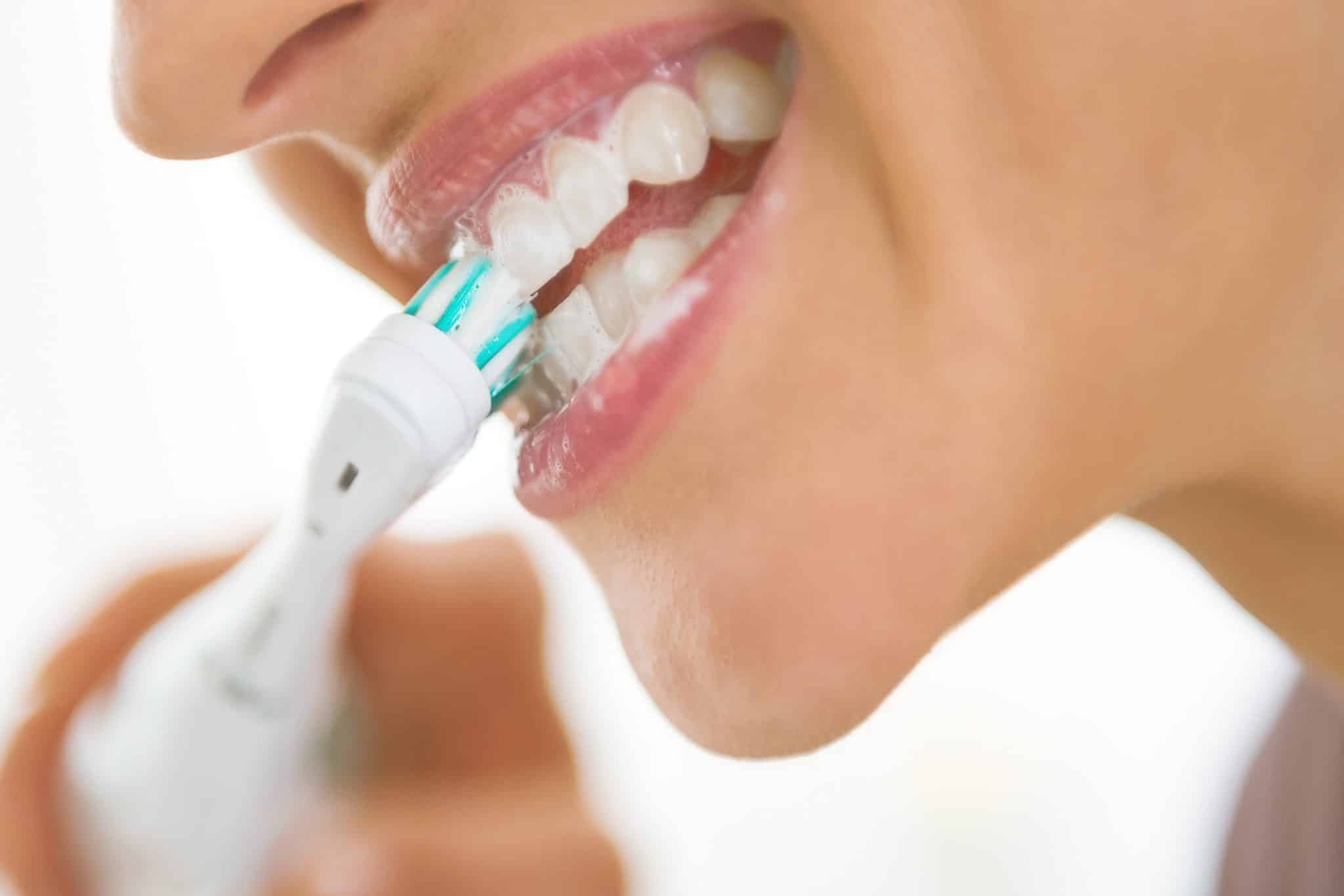 higiena jamy ustnej przy pomocy szczoteczki elektrycznej