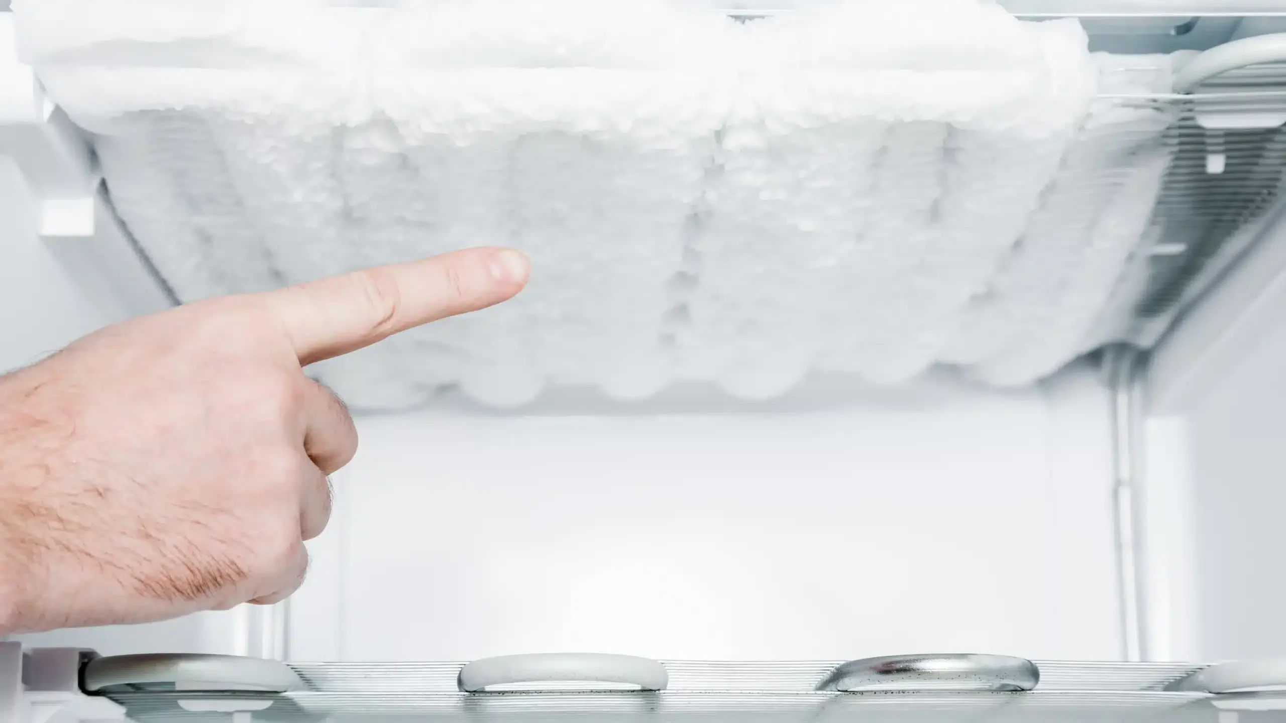 Szron i lód nagromadzony na elemencie chłodzącym lodówki bez funkcji no frost