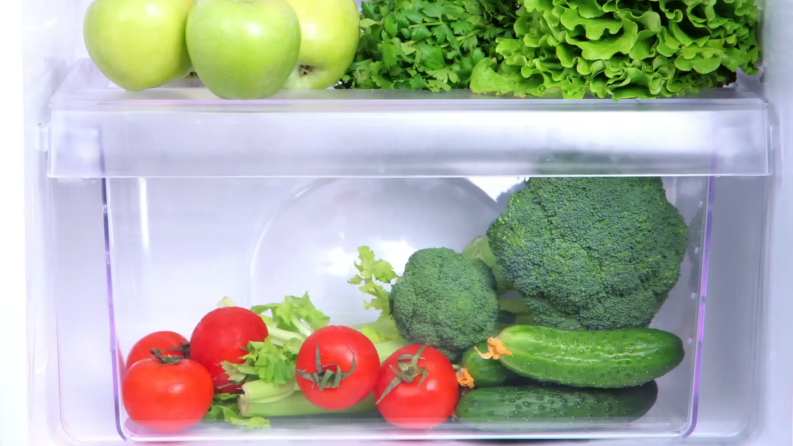 Szuflada XXL na owoce i warzywa w nowoczesnej lodówce