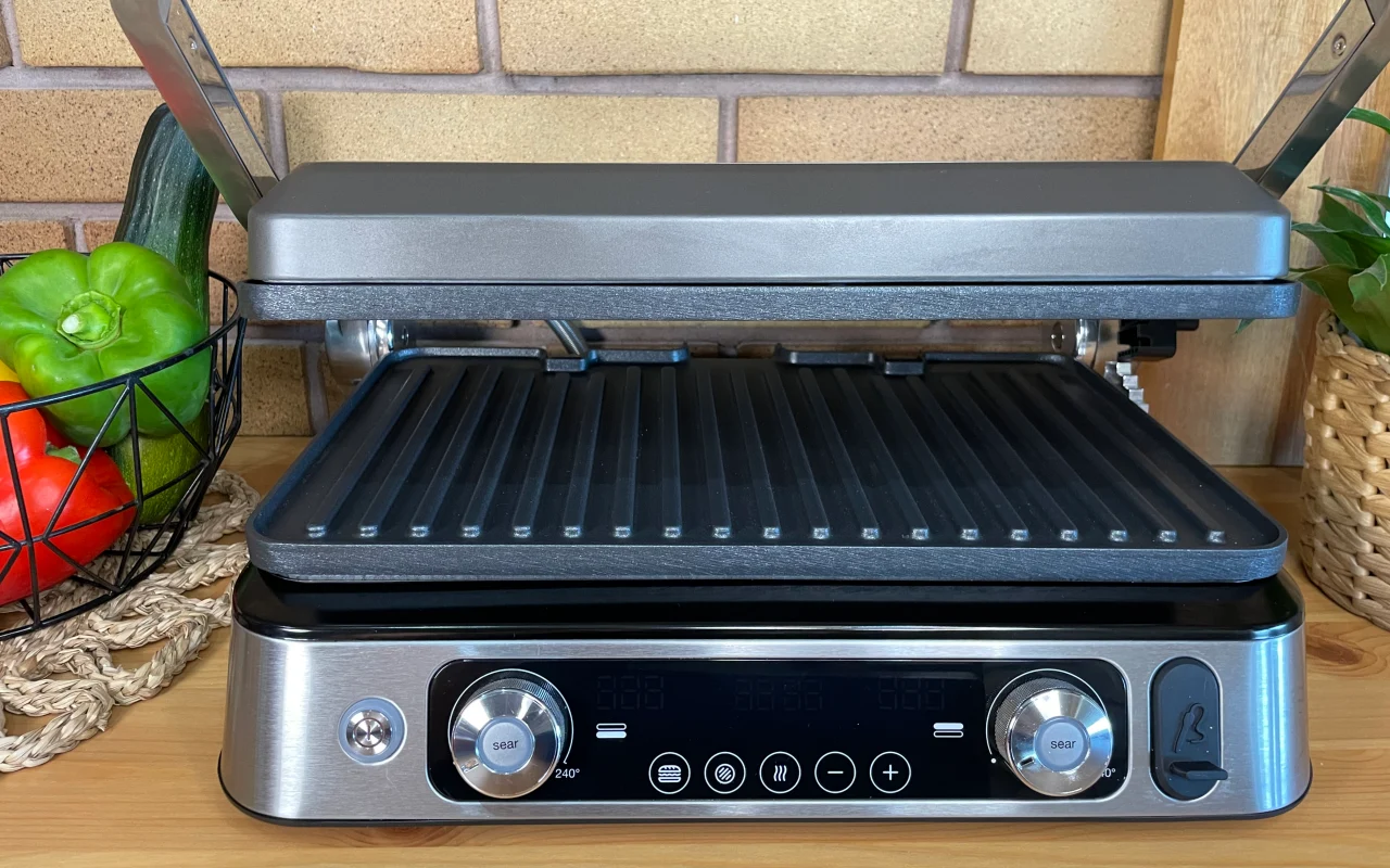 Domowy grill elektryczny Braun MultiGrill 9 Pro CG 9167 ustawiony w półotwartej pozycji, zwanej w instrukcji piekarnikiem