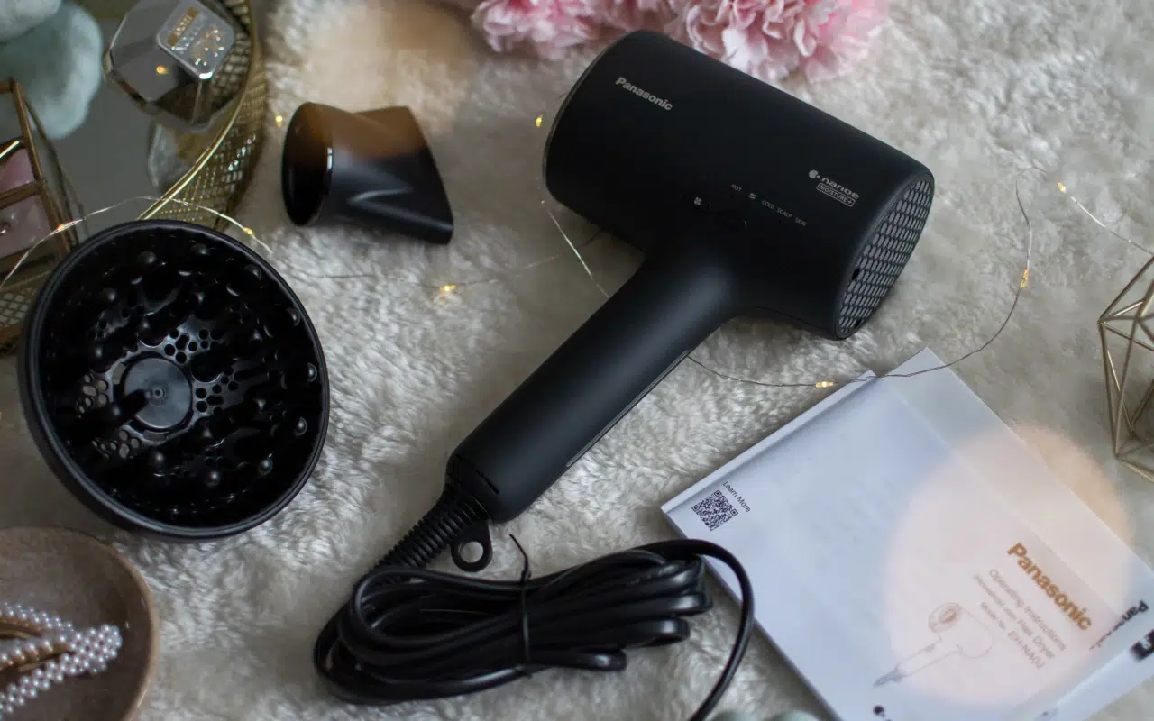 Pielęgnująca suszarka do włosów Nowoczesna suszarka do włosów Panasonic z nanoe™ EH-NA0J z 3 dyszami, w tym z dyfuzorem 