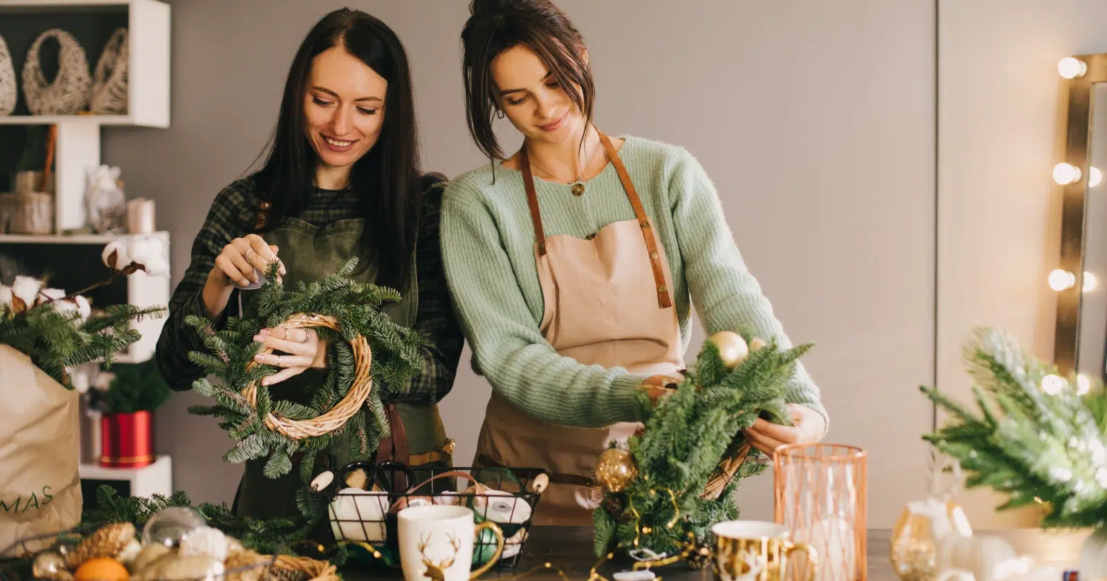 2 piękne kobiety przygotowują świąteczne DIY: prezenty DIY na święta i ozdoby DIY na choinkę i do domu