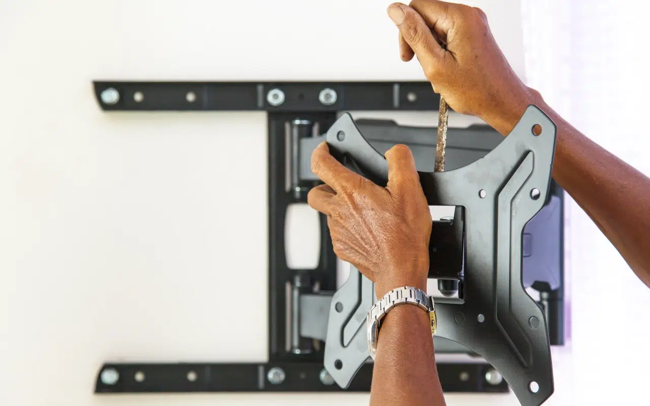 montaż uchwytu do telewizora na ścianie