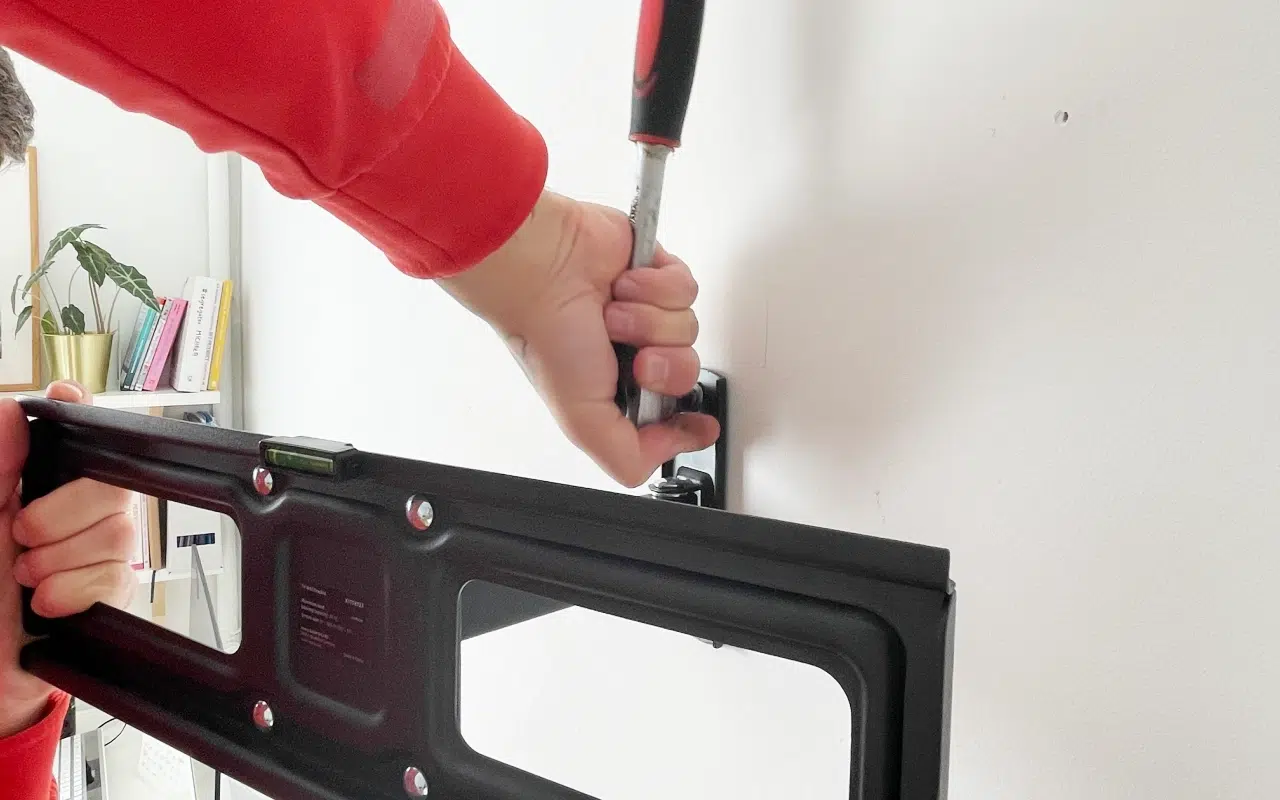 montaż uchwytu do telewizora na ścianie