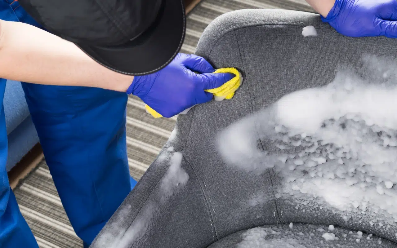 pranie tapicerki meblowej specjalną pianką i ściereczką