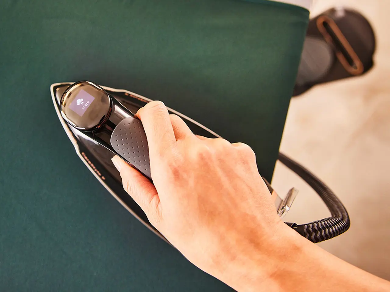 Żelazko z generatorem pary Braun CareStyle 9 - praktyczny pomysł na prezent na parapetówkę