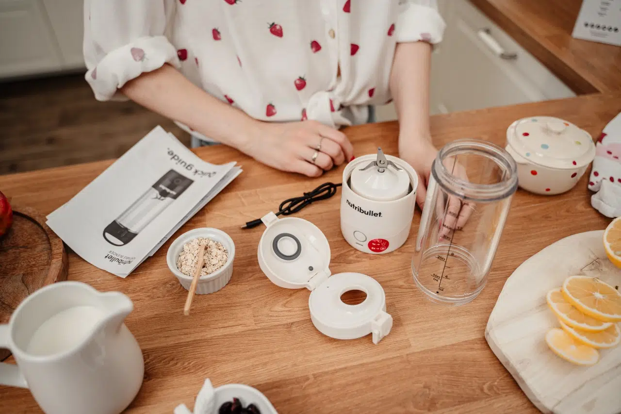 Wszystkie elementy znajdujące się w zestawie z bezprzewodowym blenderem nutribullet® Portable