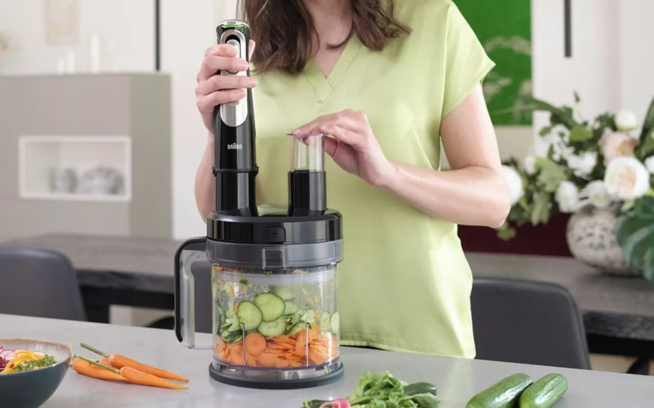 kobieta szatkuje marchewkę i ogórki w malakserze najmocniejszego blendera ręcznego Braun MultiQuick 9