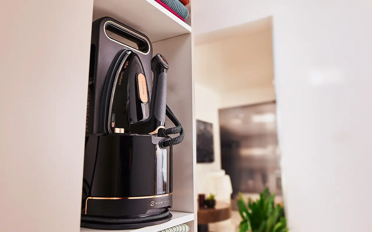 najmocniejszy generator pary Braun CareStyle 9 stoi na półce w szafie