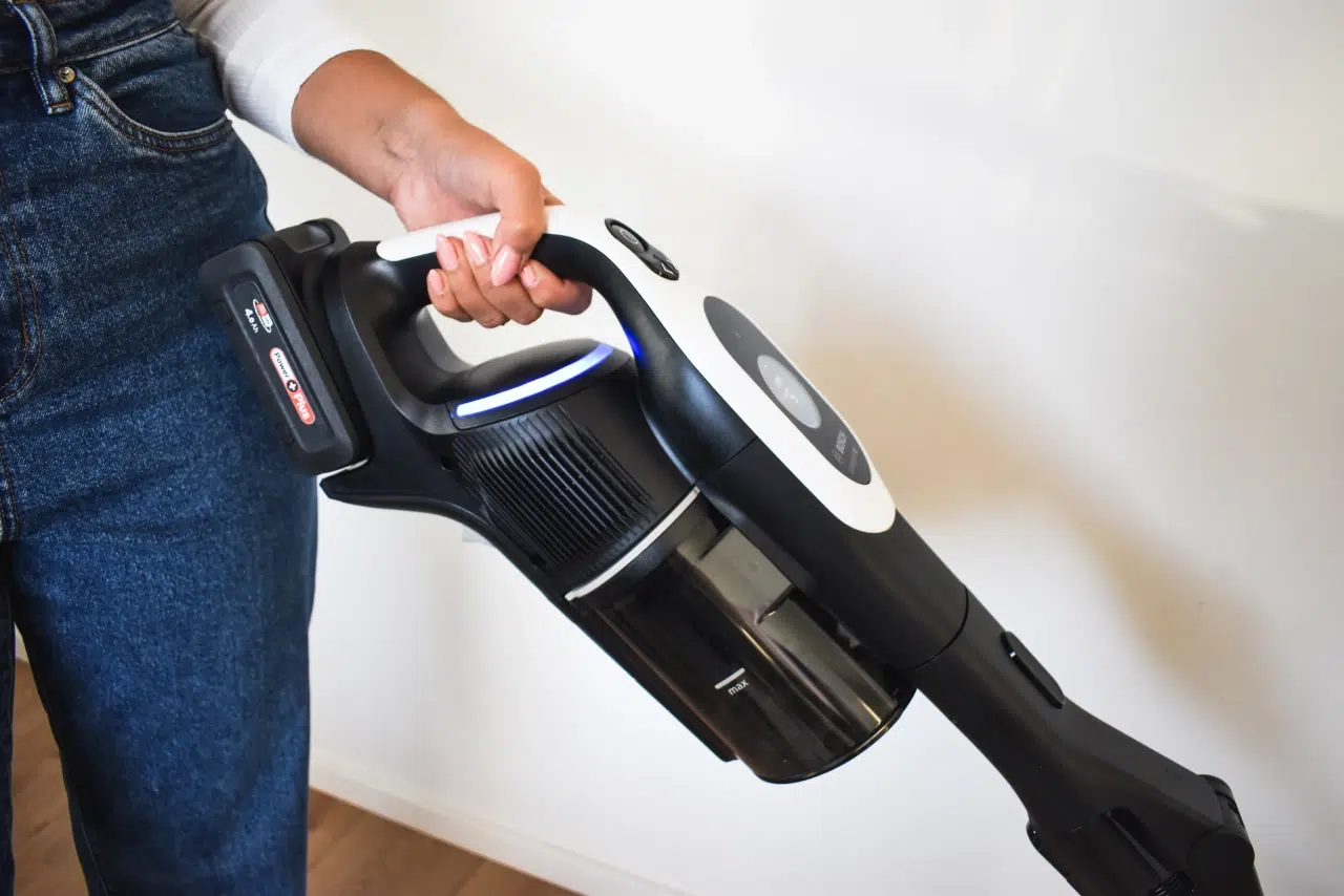 kobieca dłoń trzyma korpus odkurzacza Bosch Unlimited 10 BCS1041WAC