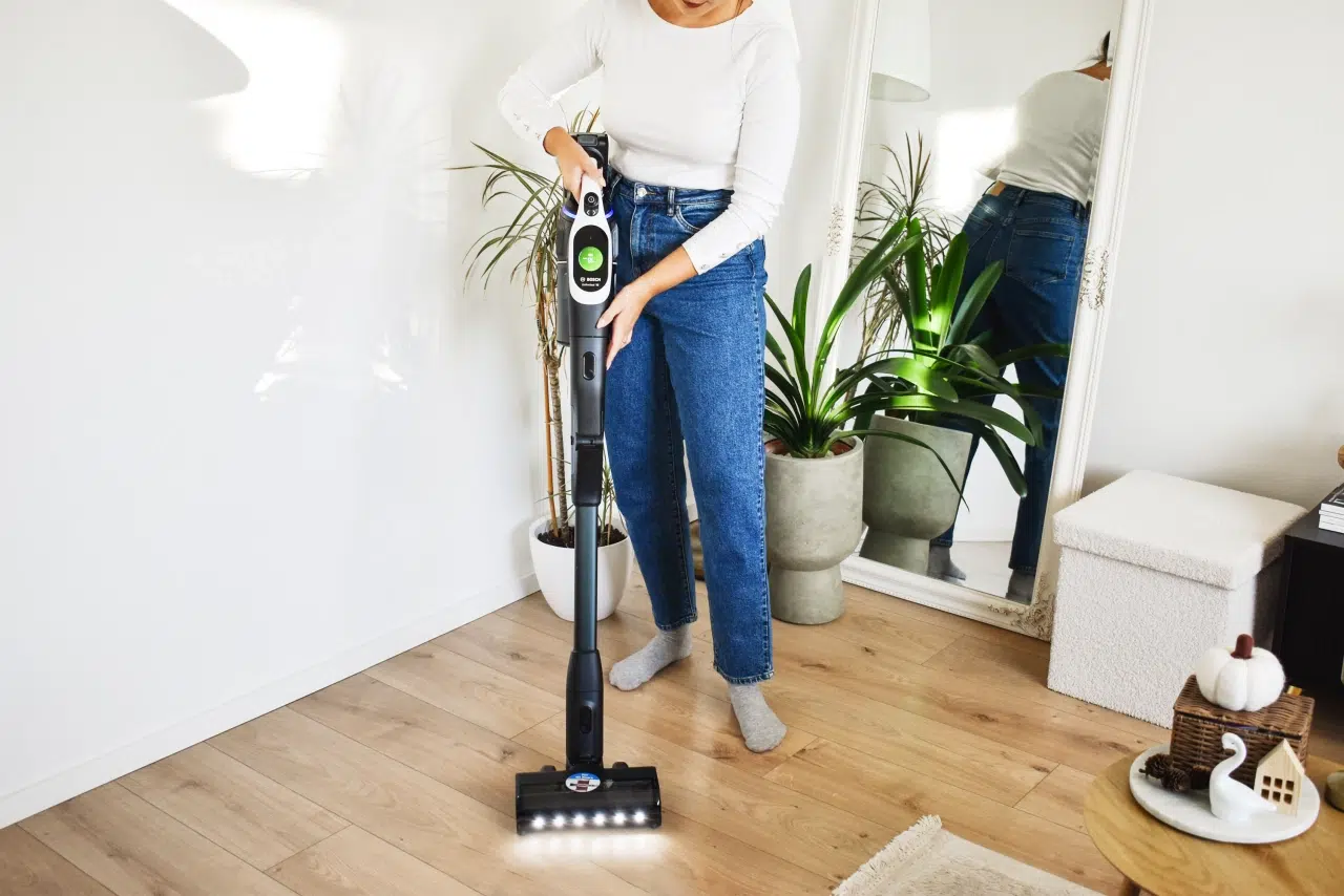 kobieta sprząta podłogę odkurzaczem pionowym Bosch Unlimited 10 BCS1041WAC