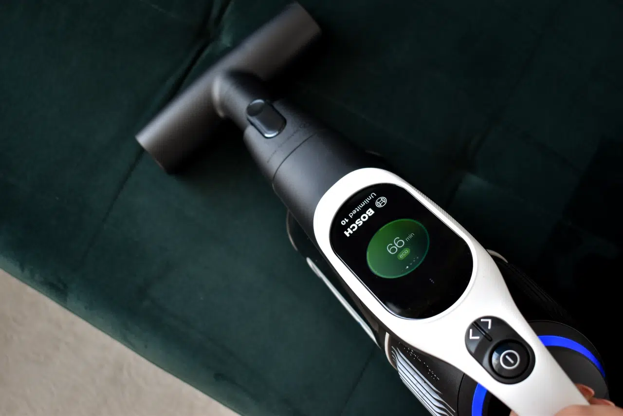 odkurzanie tapicerki ręcznym odkurzaczem Bosch Unlimited 10 BCS1041WAC