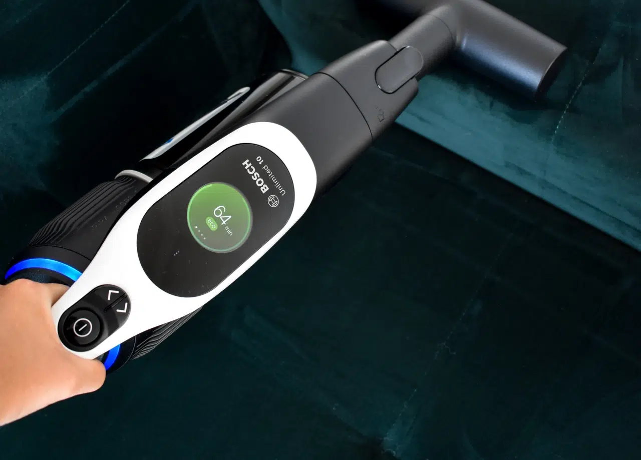 odkurzanie tapicerki kanapy odkurzaczem bezprzewodowym Bosch Unlimited 10 BCS1041WAC